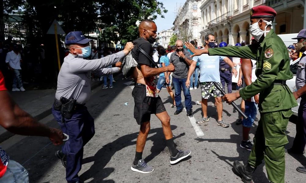 Κούβα: Η κυβέρνηση απειλεί με καταστολή της αντεπαναστατικής βίας
